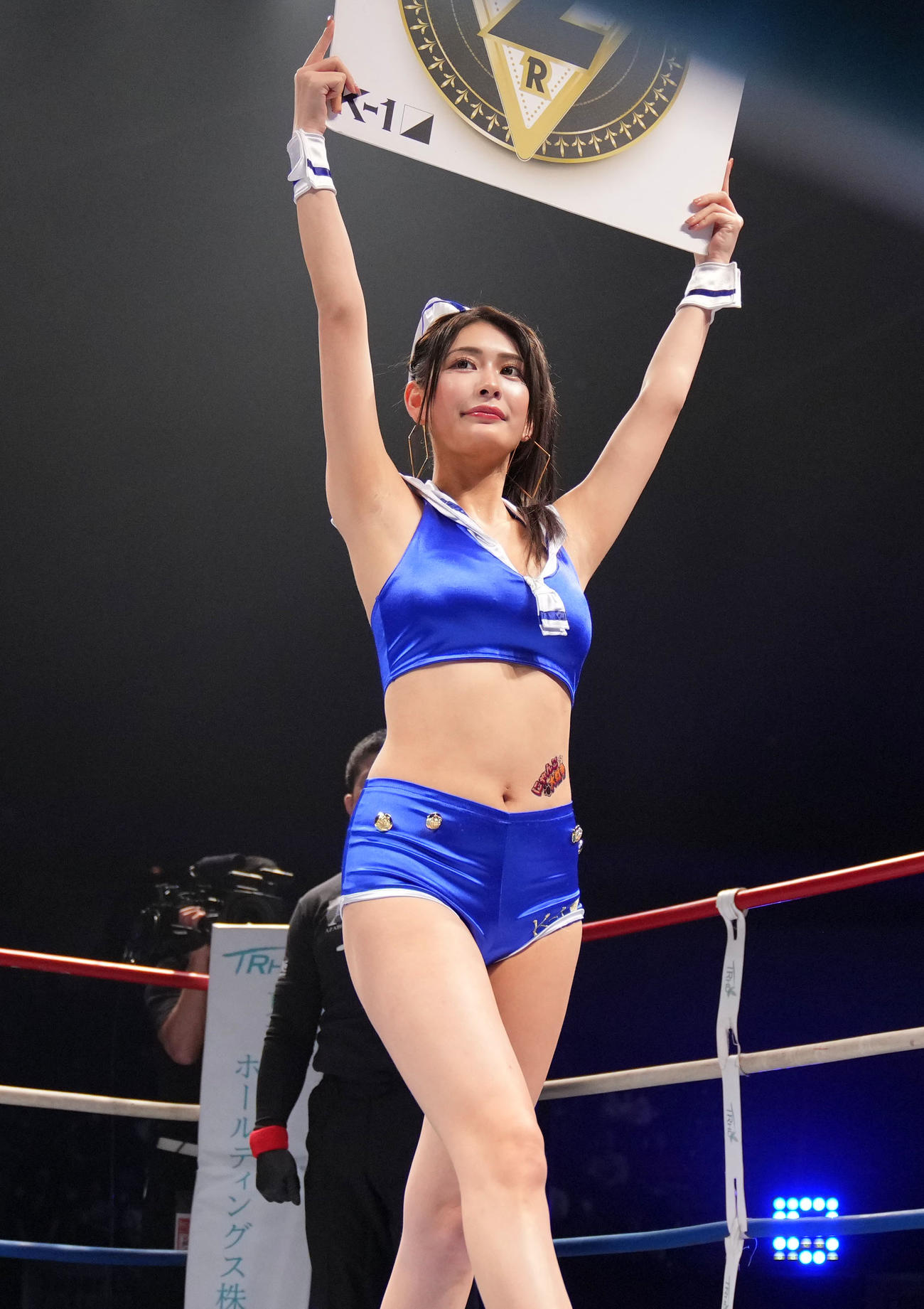 リングを彩るラウンドガール（撮影・横山健太）