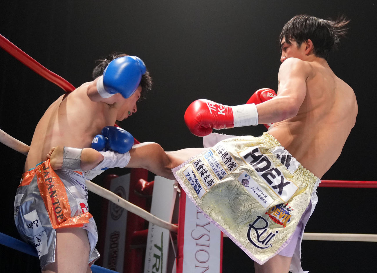 大久保琉唯対竹見浩史郎　3回、蹴りを放つ大久保琉唯（右）（撮影・横山健太）