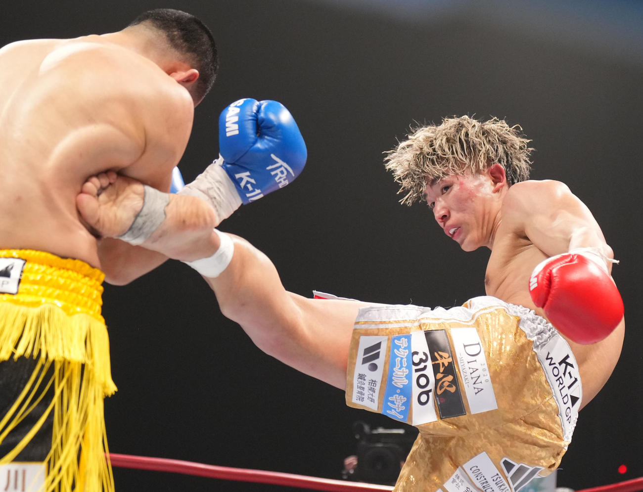 寺田匠対新美貴士　3回、キックを放つ寺田匠（右）（撮影・横山健太）