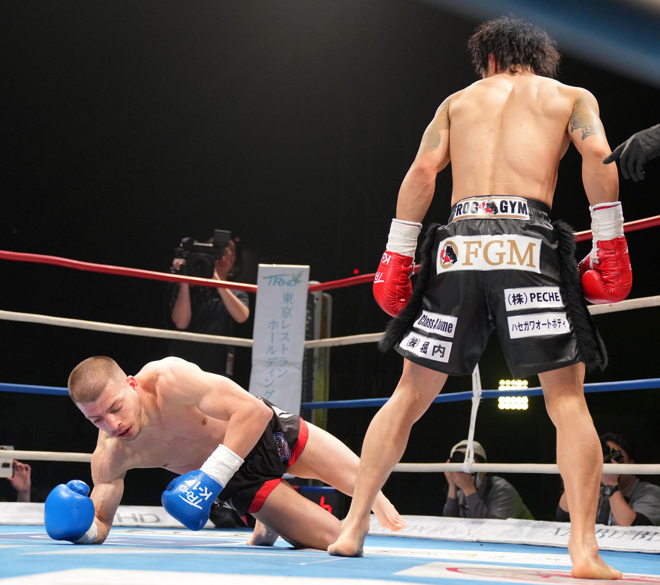 金子晃大対マノリス・カリスティス　3回、マノリス・カリスティス（左）からダウンを奪う金子晃大（撮影・横山健太）