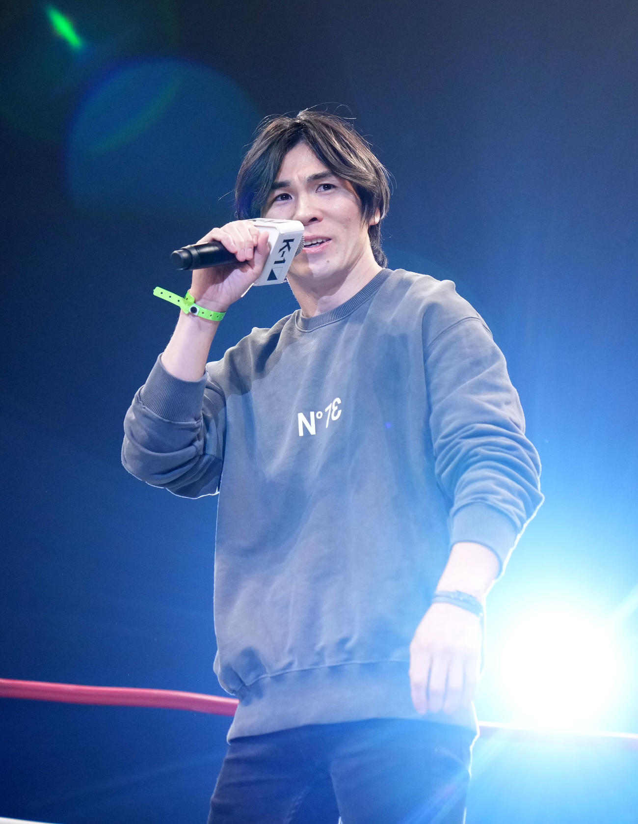 リングに乱入したレオナ・ペタス（撮影・横山健太）