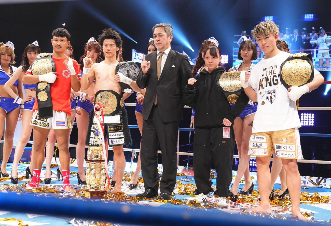 笑顔を見せる、前列左からヨードクンポン・ウィラサクレック、金子晃大、宮田充プロデューサー、松谷綺、寺田匠（撮影・横山健太）