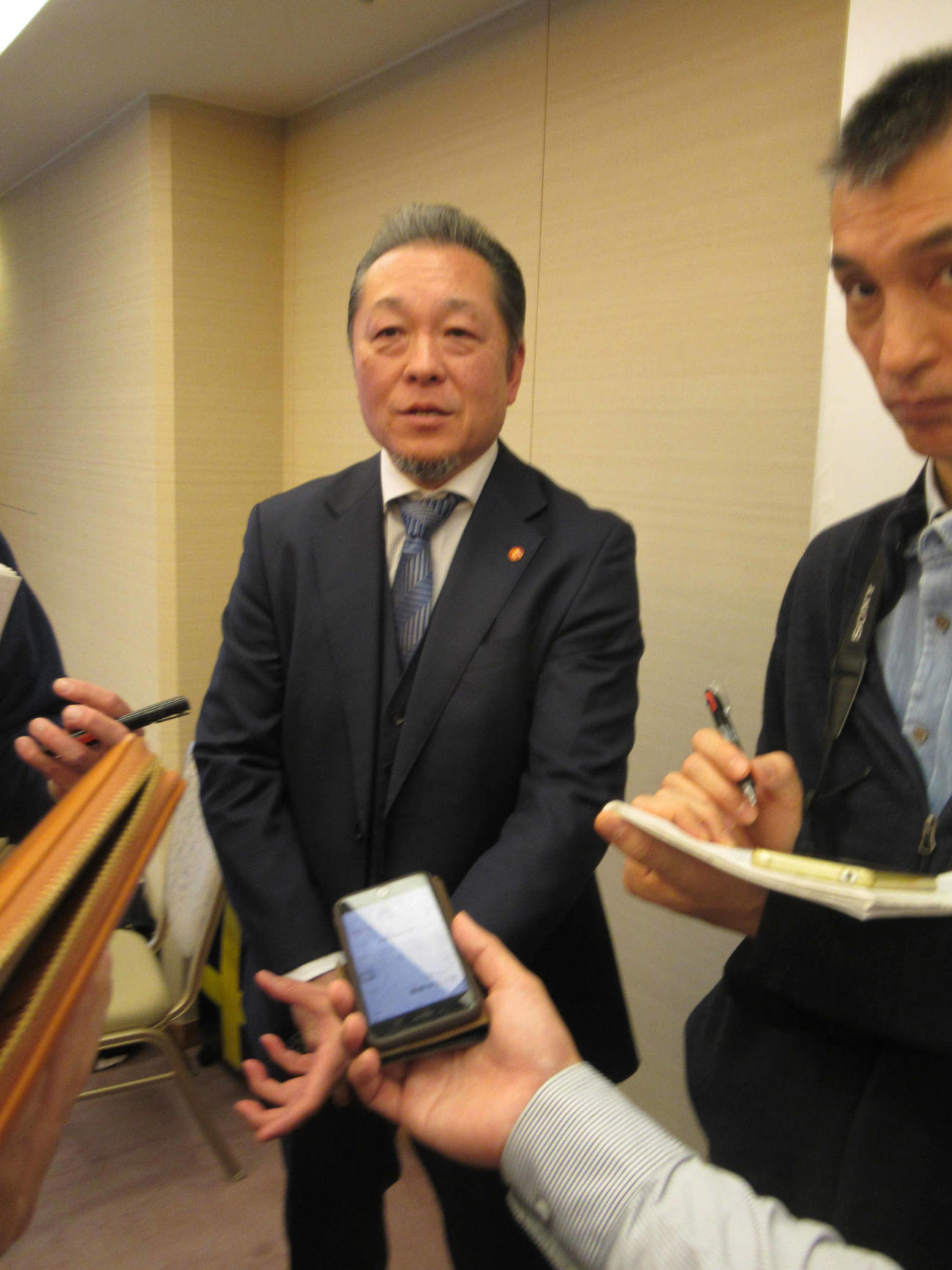 3選を果たして取材に臨む真正ジムの山下会長