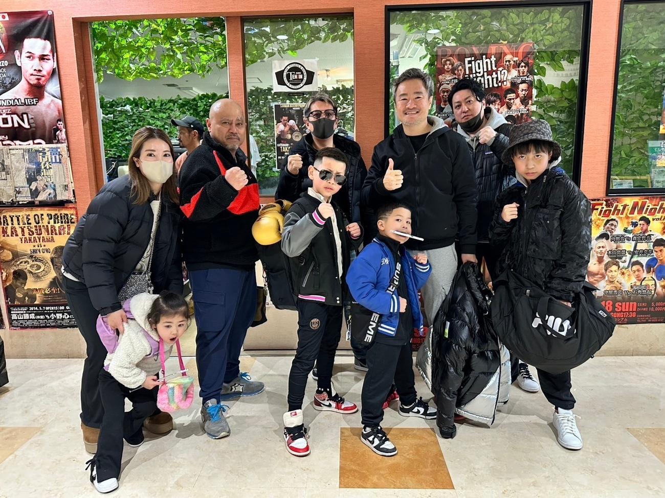 初めてのスパーリング大会に臨んだパンチくん（前列中央）、徳山会長（右から3人目）ら（徳山ジム提供）