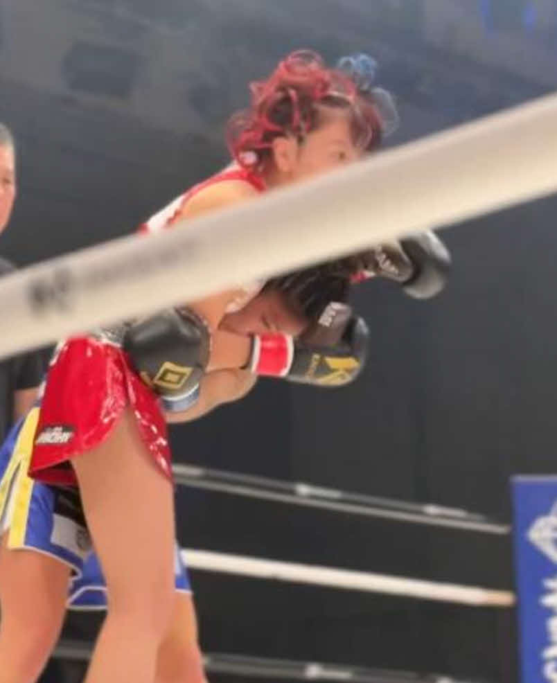 終盤は組みつく場面も多かったぱんちゃん璃奈（手前）と山田真子（KNOCK OUT公式Xから）