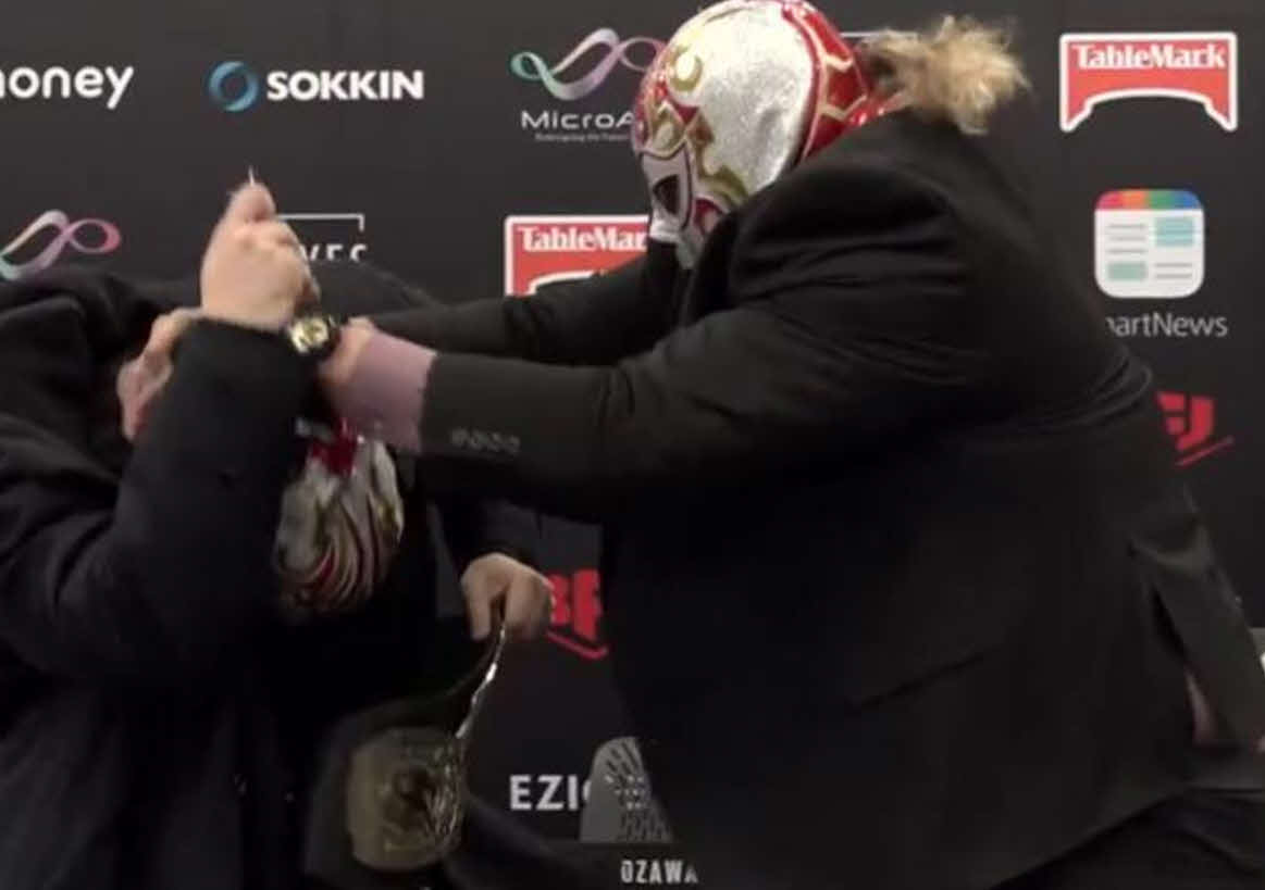 会見終了後、OZAWAにつかみかかったガレノ（右）（プロレスリング・ノア公式YouTubeから）