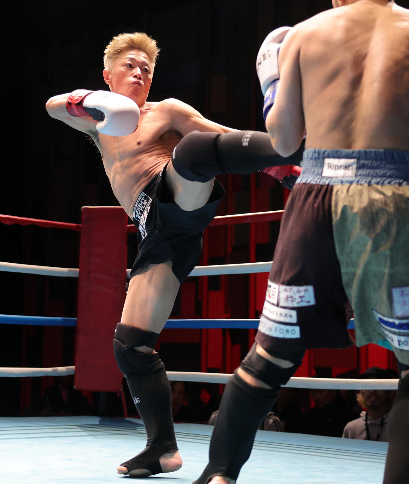 磯部“Golliora”俊介（右）に1RKO勝ちした播田誠（撮影・野上伸悟）