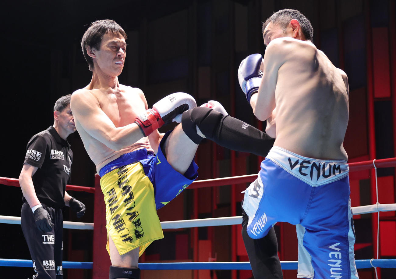 細野真弘（右）を攻める田中聡（撮影・野上伸悟）