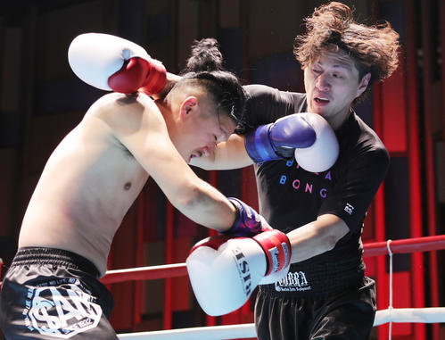 1回、打ちあうおみっち（左）とHIRAYAMA AWA（撮影・野上伸悟）