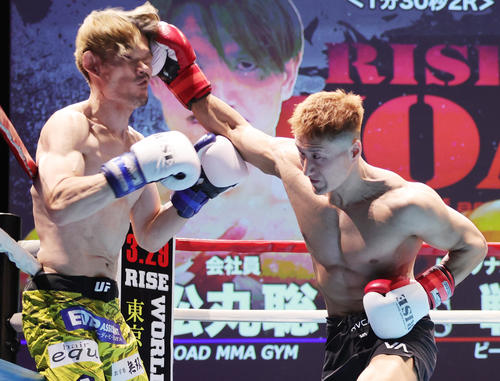1回、松丸聡（左）にパンチを繰り出す戦闘型筋肉（撮影・野上伸悟）