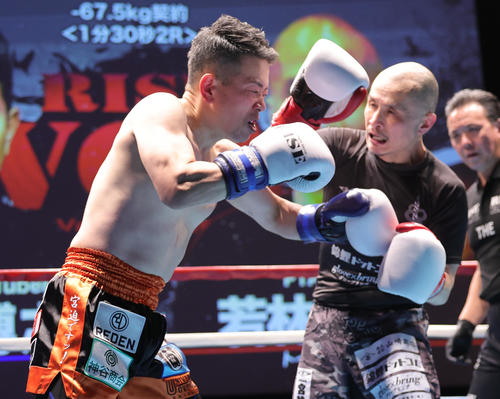 1回、若林元樹（右）と打ちあう宮迫博之（撮影・野上伸悟）