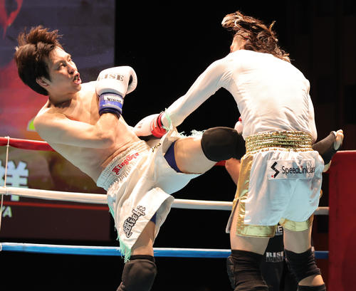 2回、西田祥（右）を攻めるナワワ特命課長（撮影・野上伸悟）