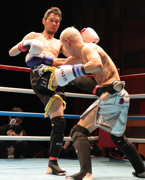 1回、TAKAMI（右）を攻めるクレイジードクターさわい（撮影・野上伸悟）