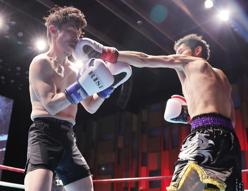 1R、鉄人☆篤史（左）にパンチを繰り出すクレイジードクターさわい（撮影・野上伸悟）
