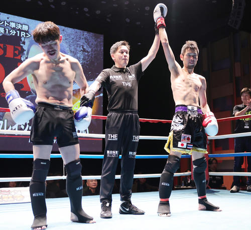 鉄人☆篤史（左）に判定勝ちしたクレイジードクターさわい（撮影・野上伸悟）