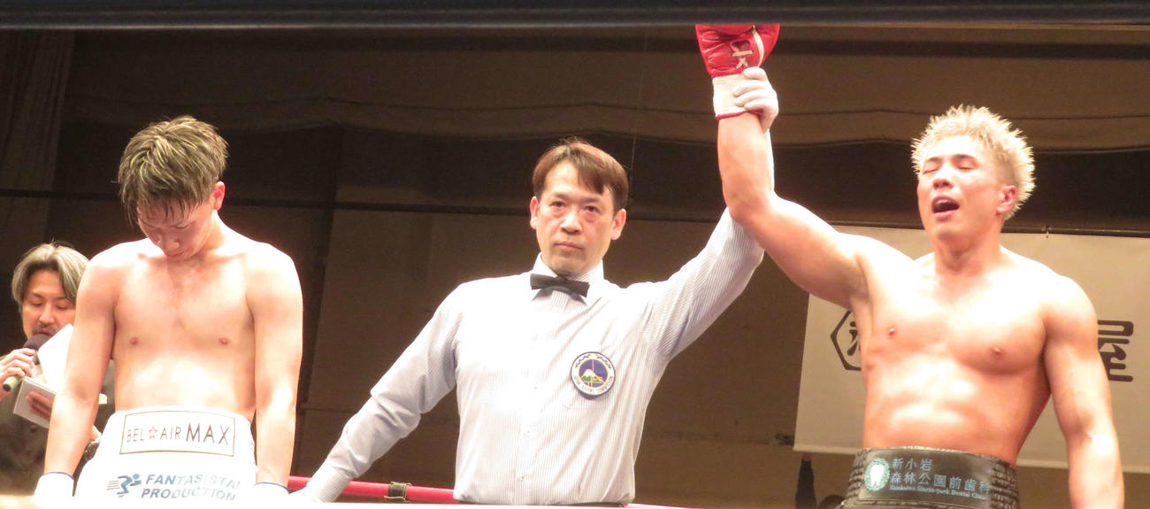 判定勝利で再起戦を飾った伊吹遼平（右端）
