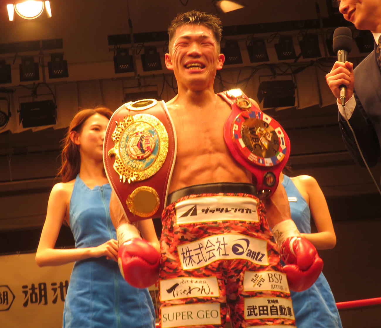 2本のアジア王座ベルトを守り切り、笑顔を見せる東洋太平洋、WBOアジア・パシフィック・スーパーライト級王者永田大士（中央）