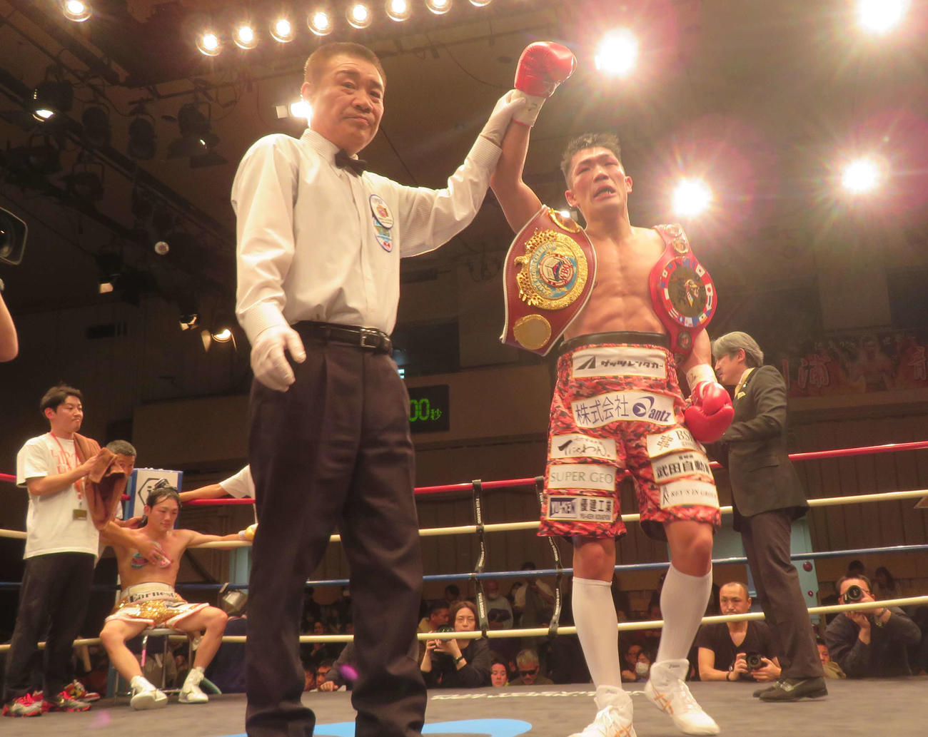 勝ち名乗りを受ける東洋太平洋、WBOアジア・パシフィック・スーパーライト級王者永田大士（右）