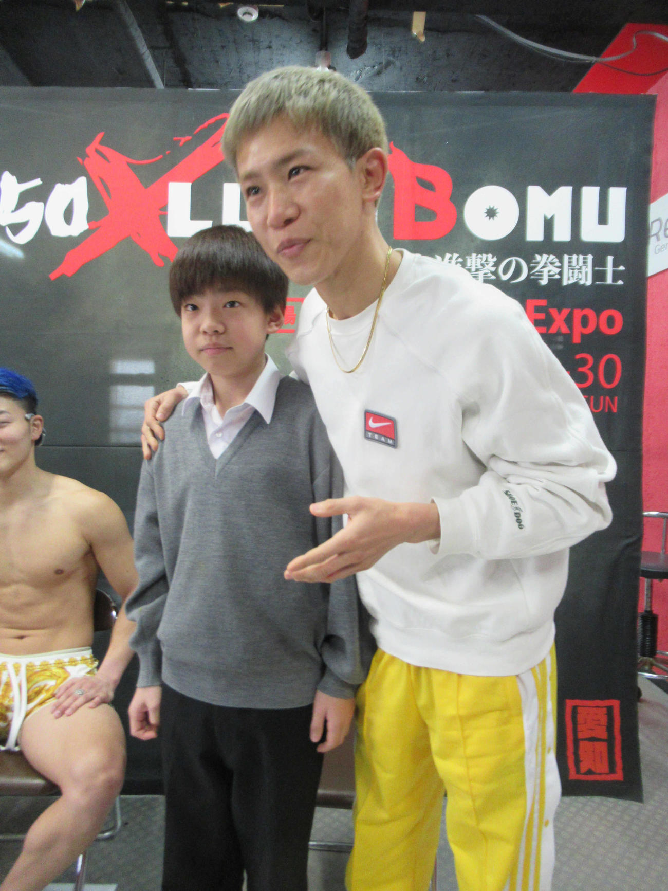 歌手を目指す息子の龍樹くんを売り込む中川麦茶（右）（撮影・実藤健一）