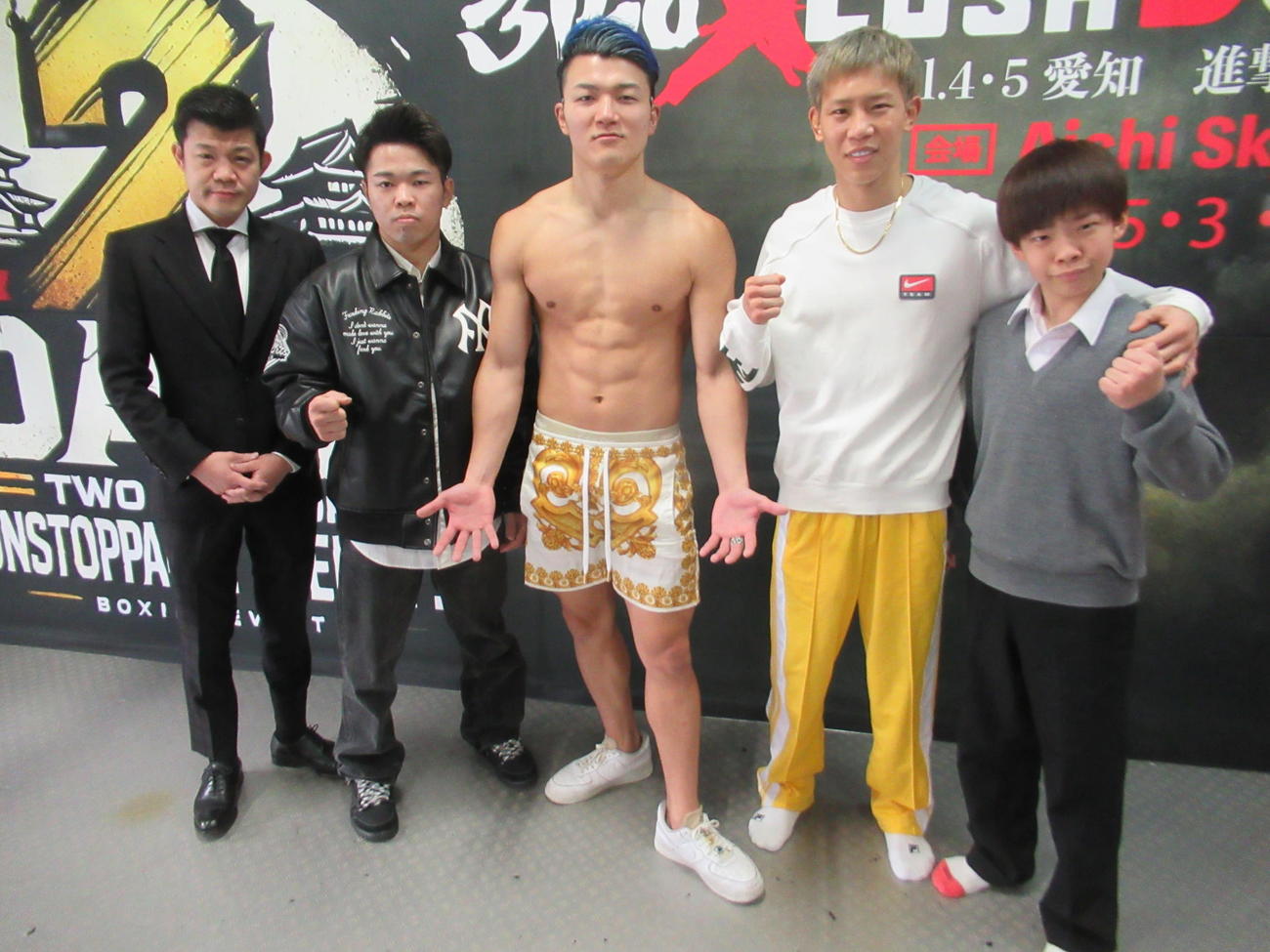 会見に臨んだ、左から亀田興毅氏、花田、佐々木、中川、その息子・龍樹くん（撮影・実藤健一）