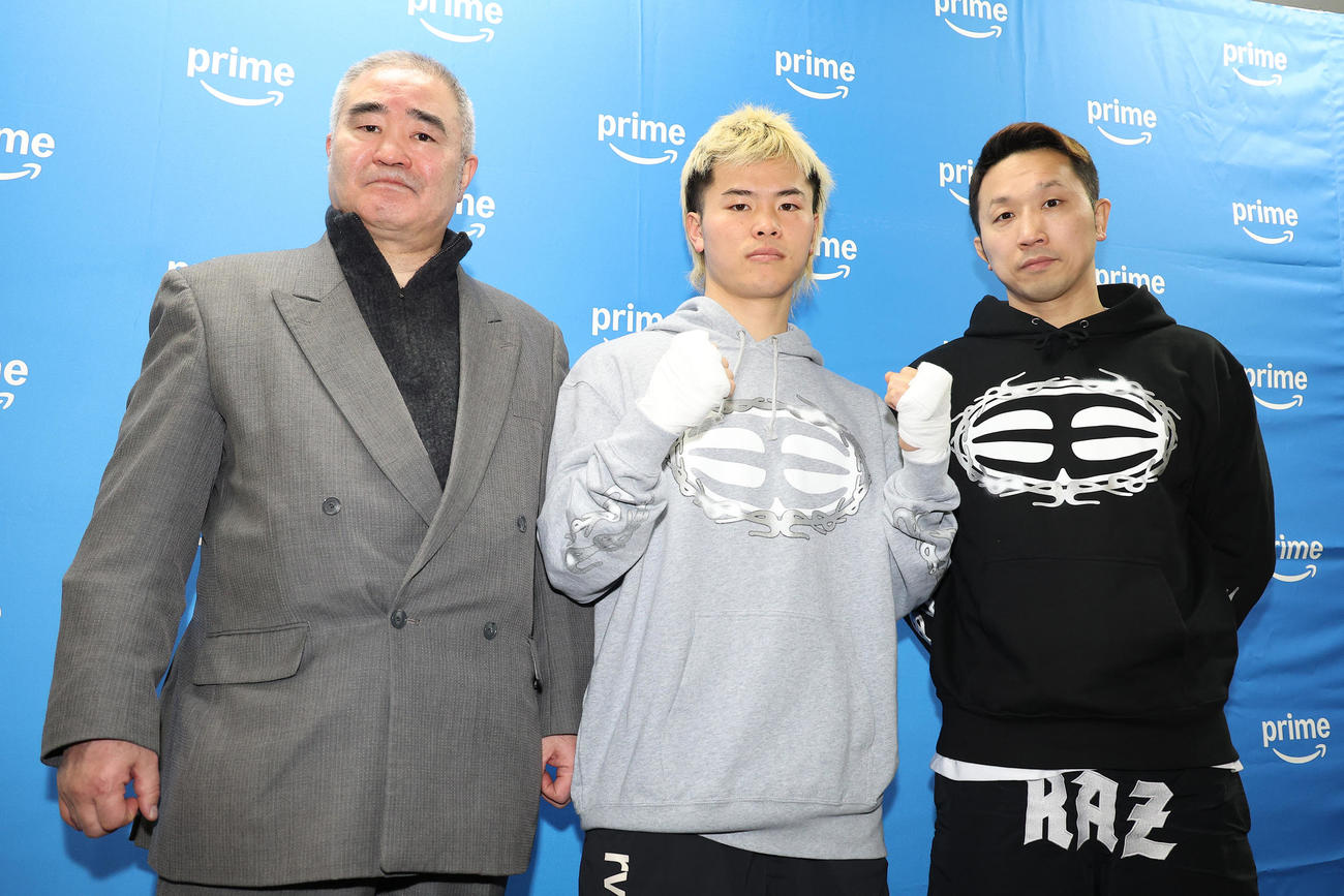 記念撮影する、左から浜田代表、那須川、粟生トレーナー（撮影・中島郁夫）