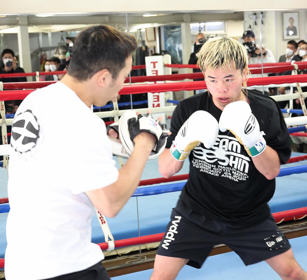 粟生トレーナー（左）とミット打ちを行う那須川（撮影・中島郁夫）