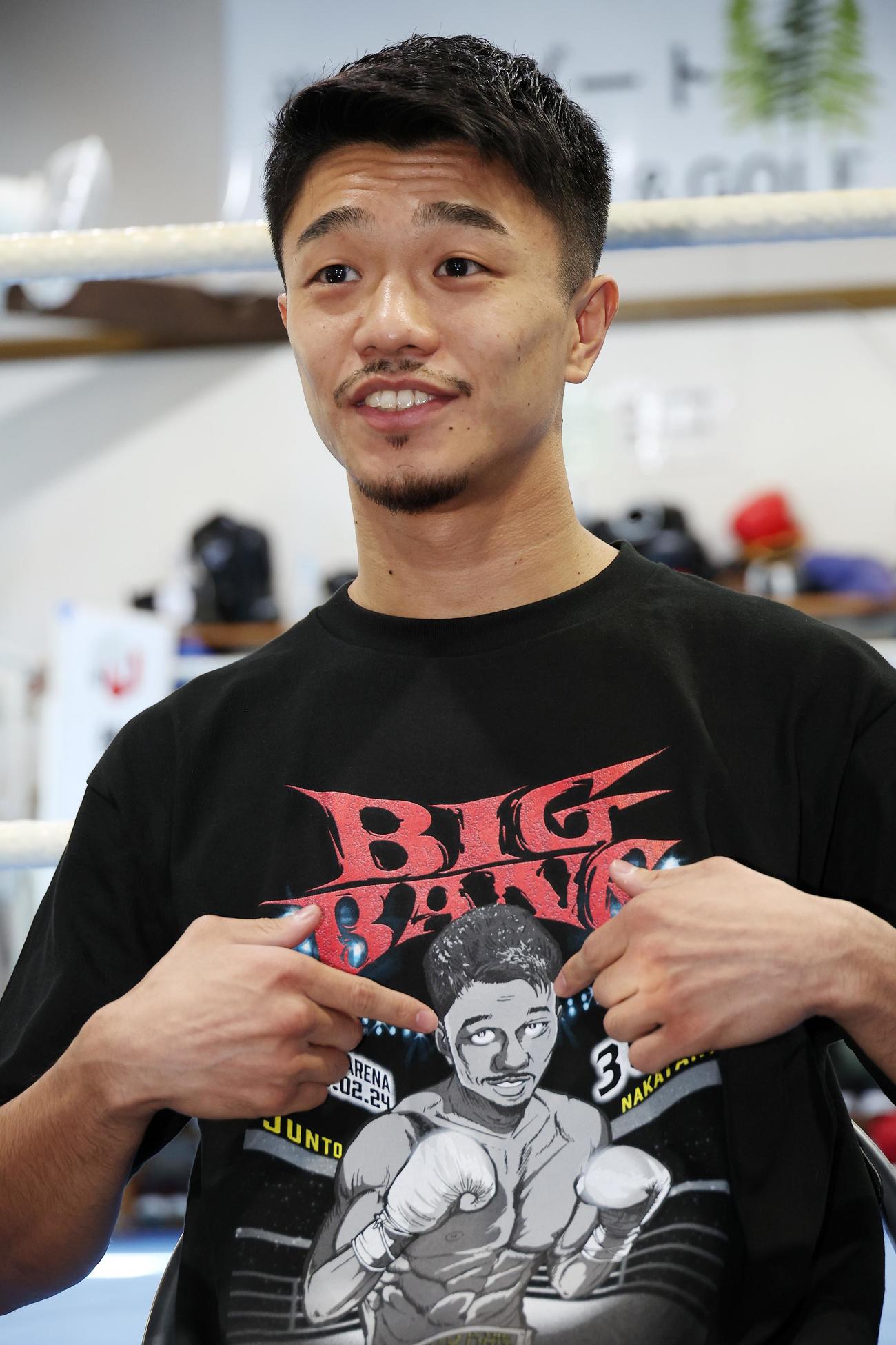 特製Tシャツを着て会見する中谷＝2025年2月13日