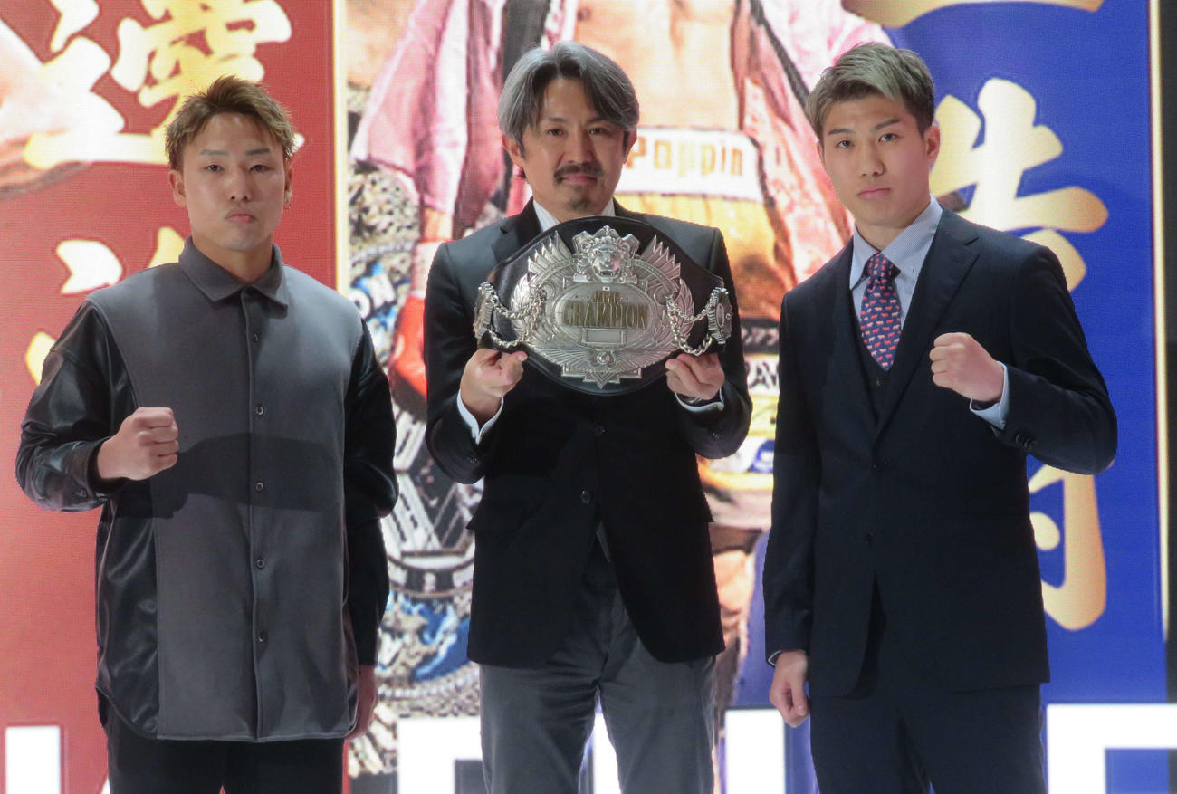 4月22日、東京・後楽園ホールで日本スーパーバンタム級王座決定戦に臨む同級1位石井渡士也（左端）と同級2位福井勝也（右端）