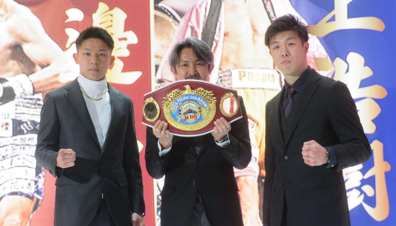 4月22日、東京・後楽園ホールでWBOアジア・パシフィック・スーパーフェザー級王座決定戦に臨む前王者渡辺海（左端）と同級4位の石井龍誠（右端）