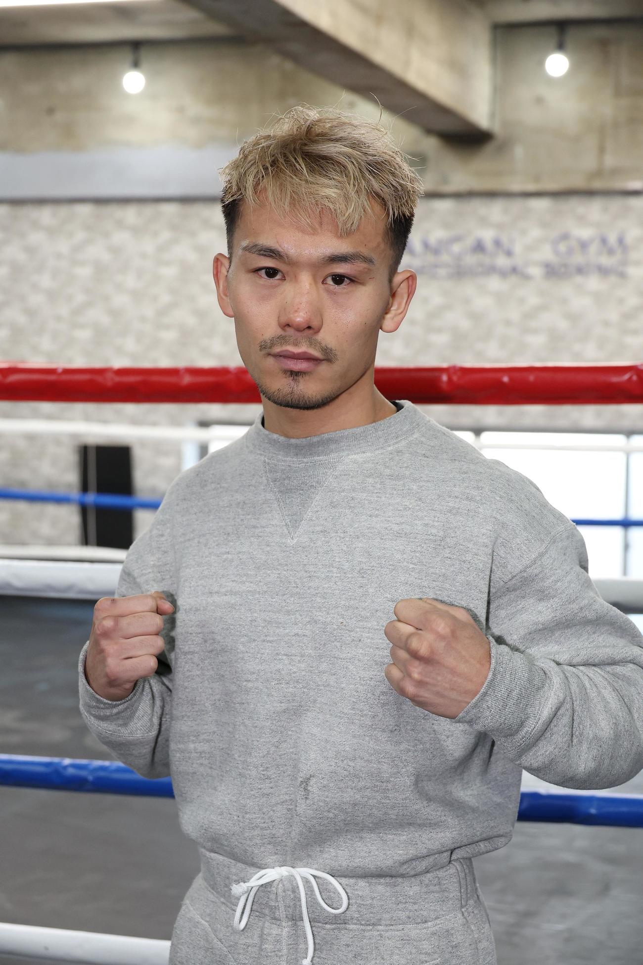 ファイティングポーズを決める堤（撮影・中島郁夫）