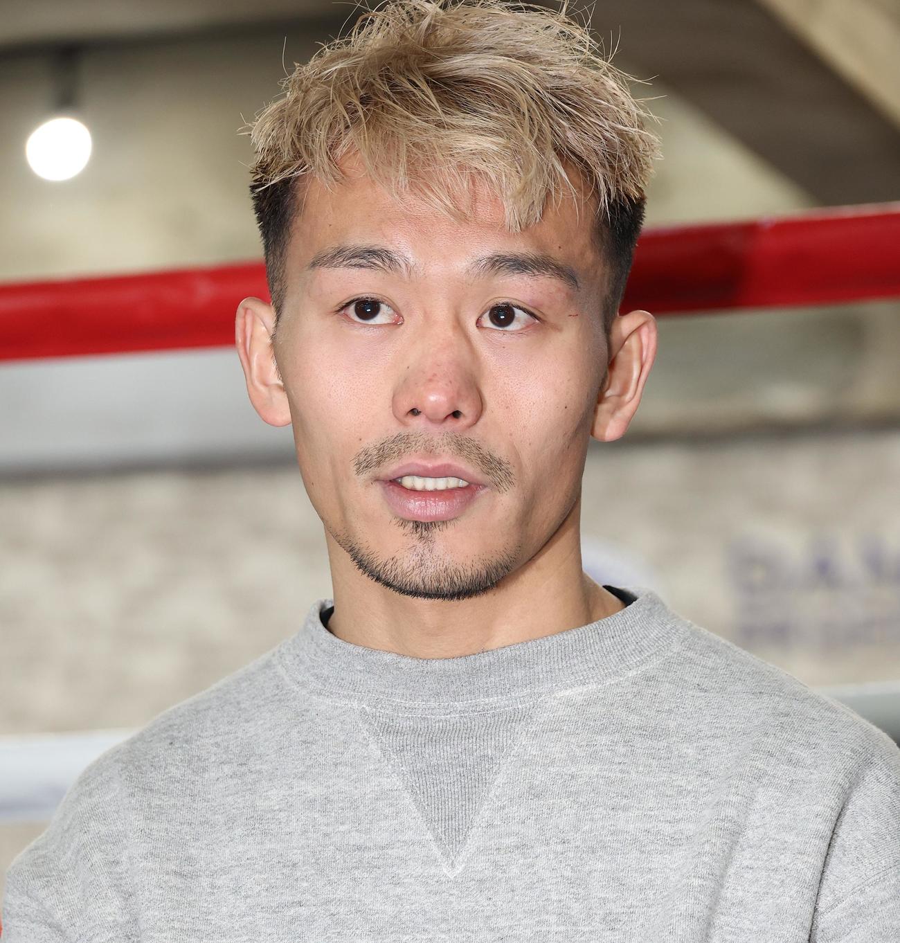 会見を行う堤（撮影・中島郁夫）