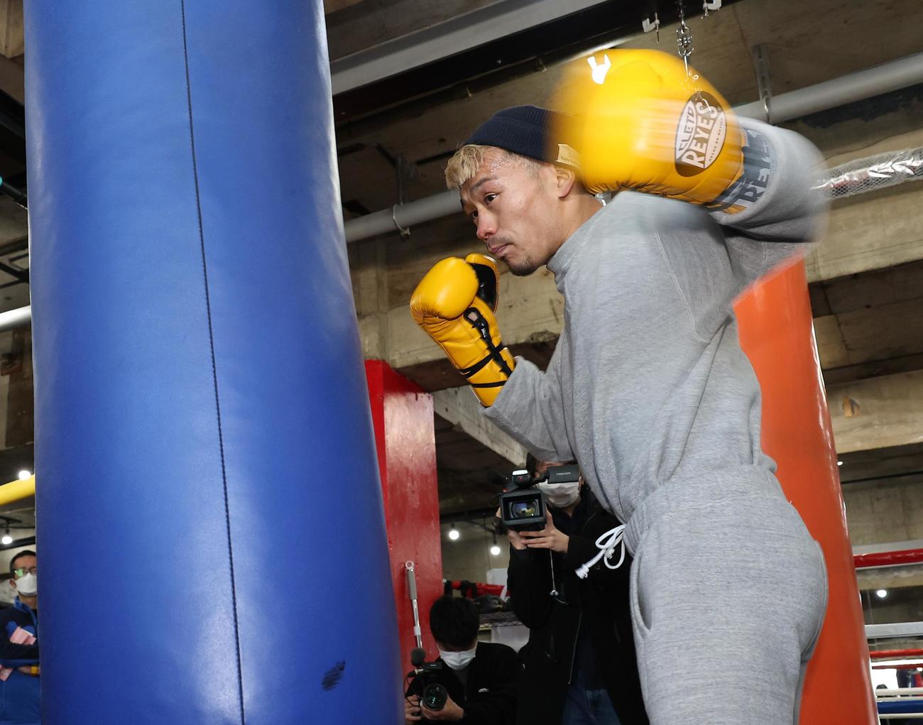 サンドバッグ打ちをする堤（撮影・中島郁夫）