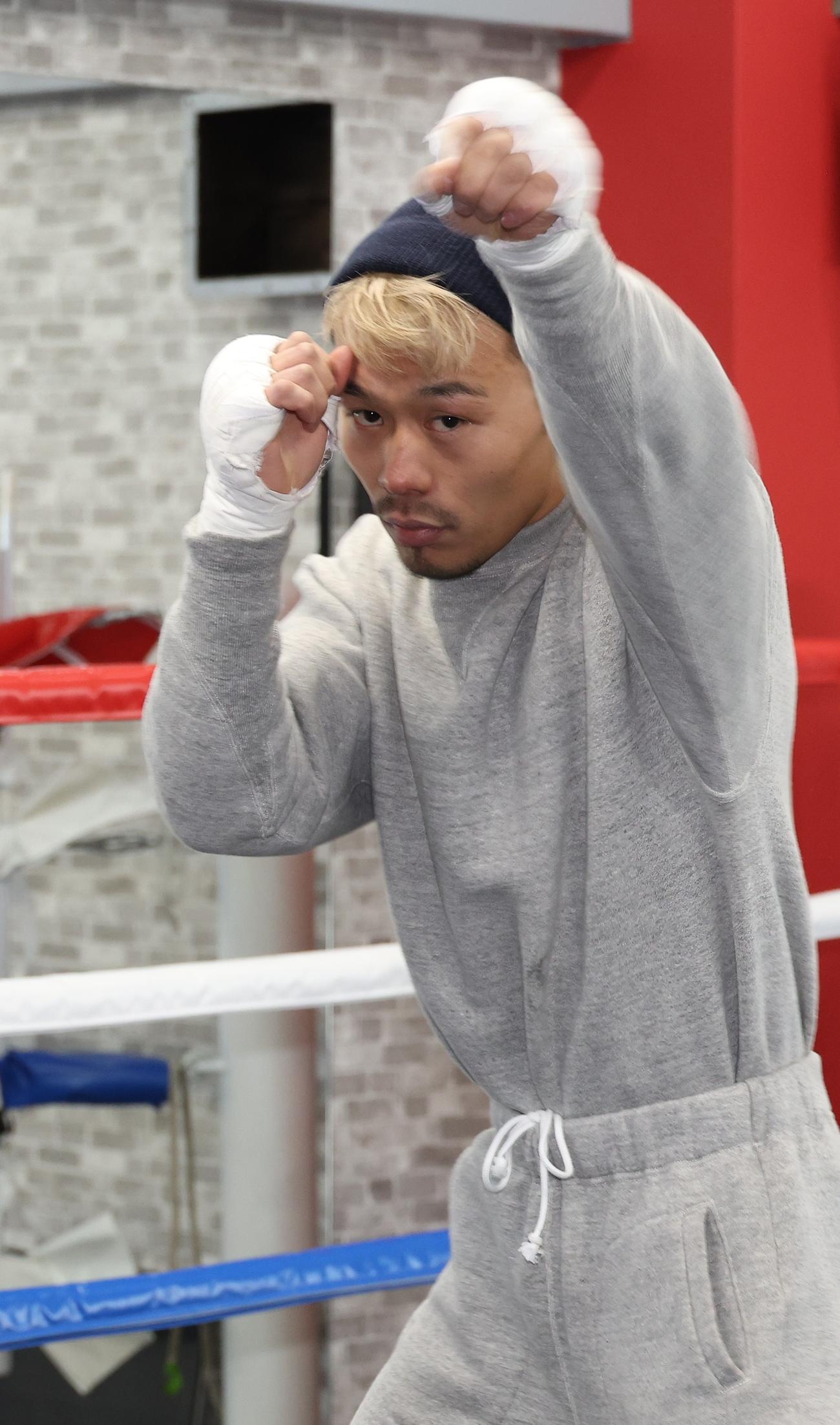 シャドーボクシングする堤（撮影・中島郁夫）