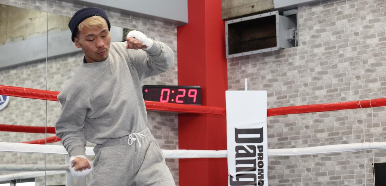 シャドーボクシングする堤（撮影・中島郁夫）