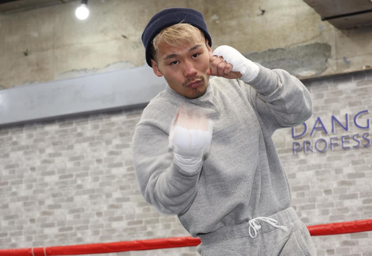 シャドーボクシングする堤（撮影・中島郁夫）