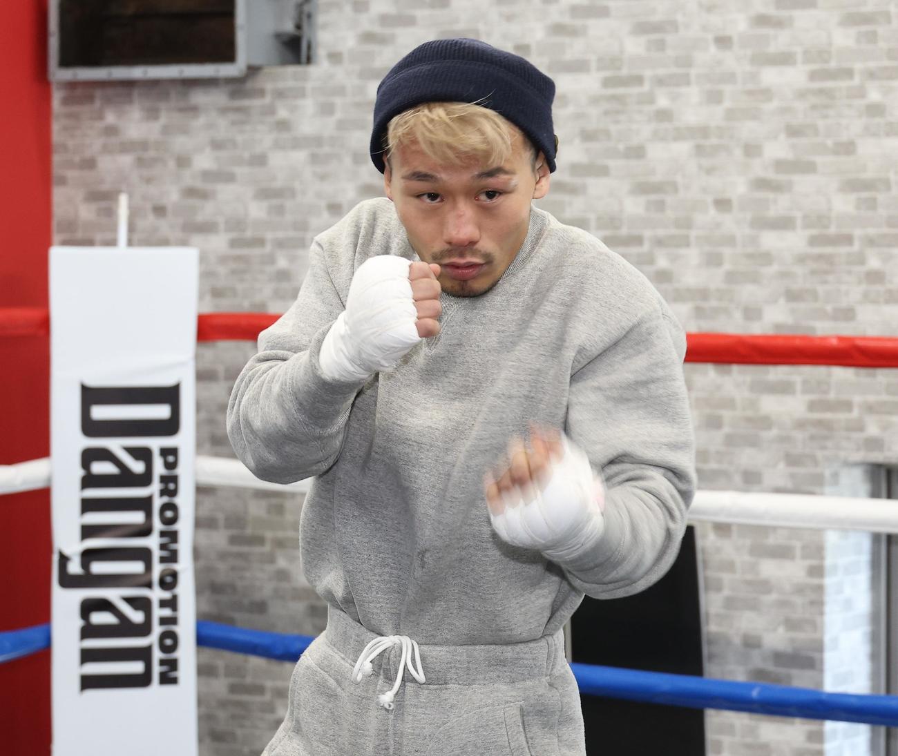 シャドーボクシングする堤（撮影・中島郁夫）