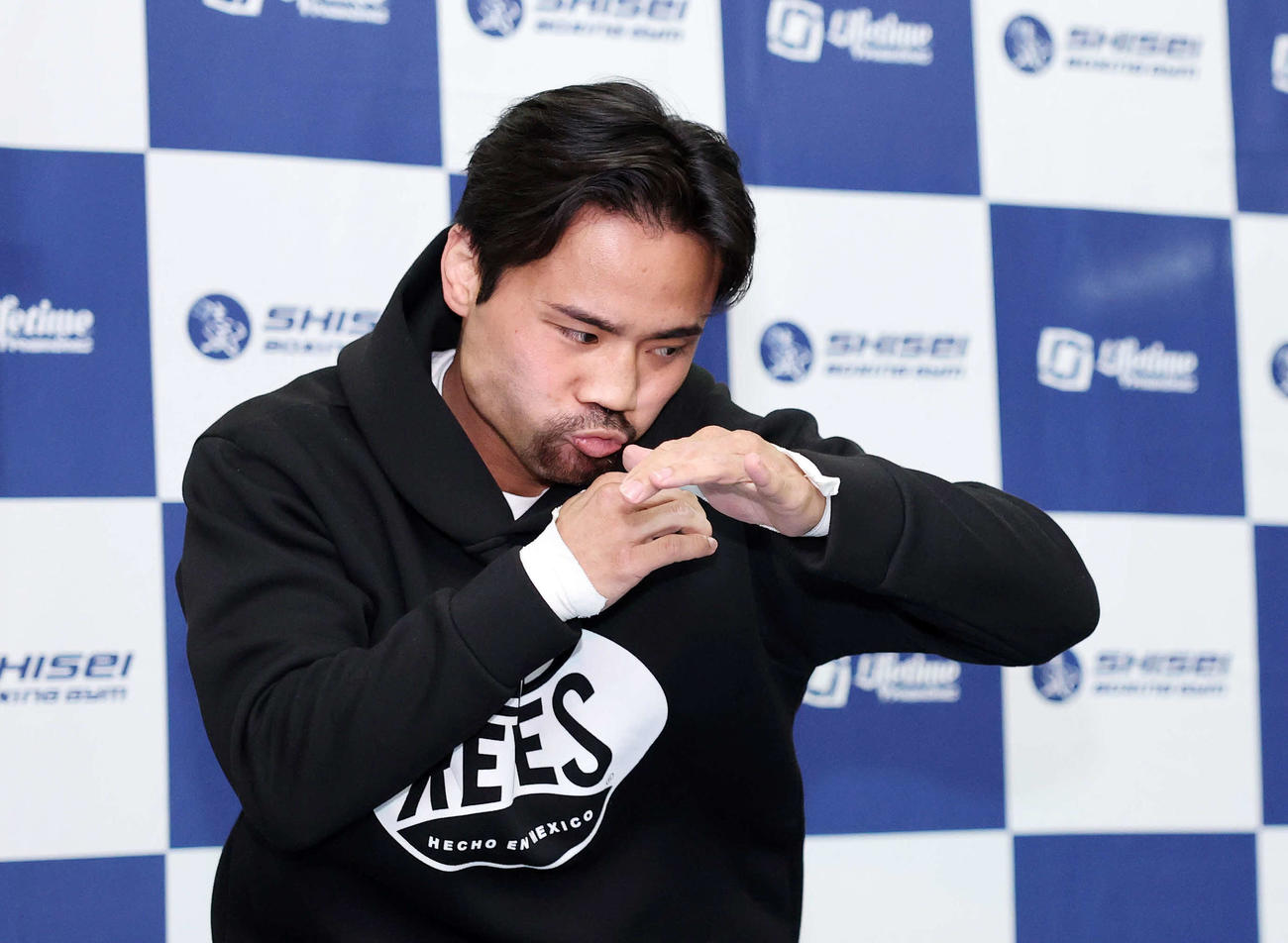 シャドーボクシングする比嘉（撮影・鈴木正人）