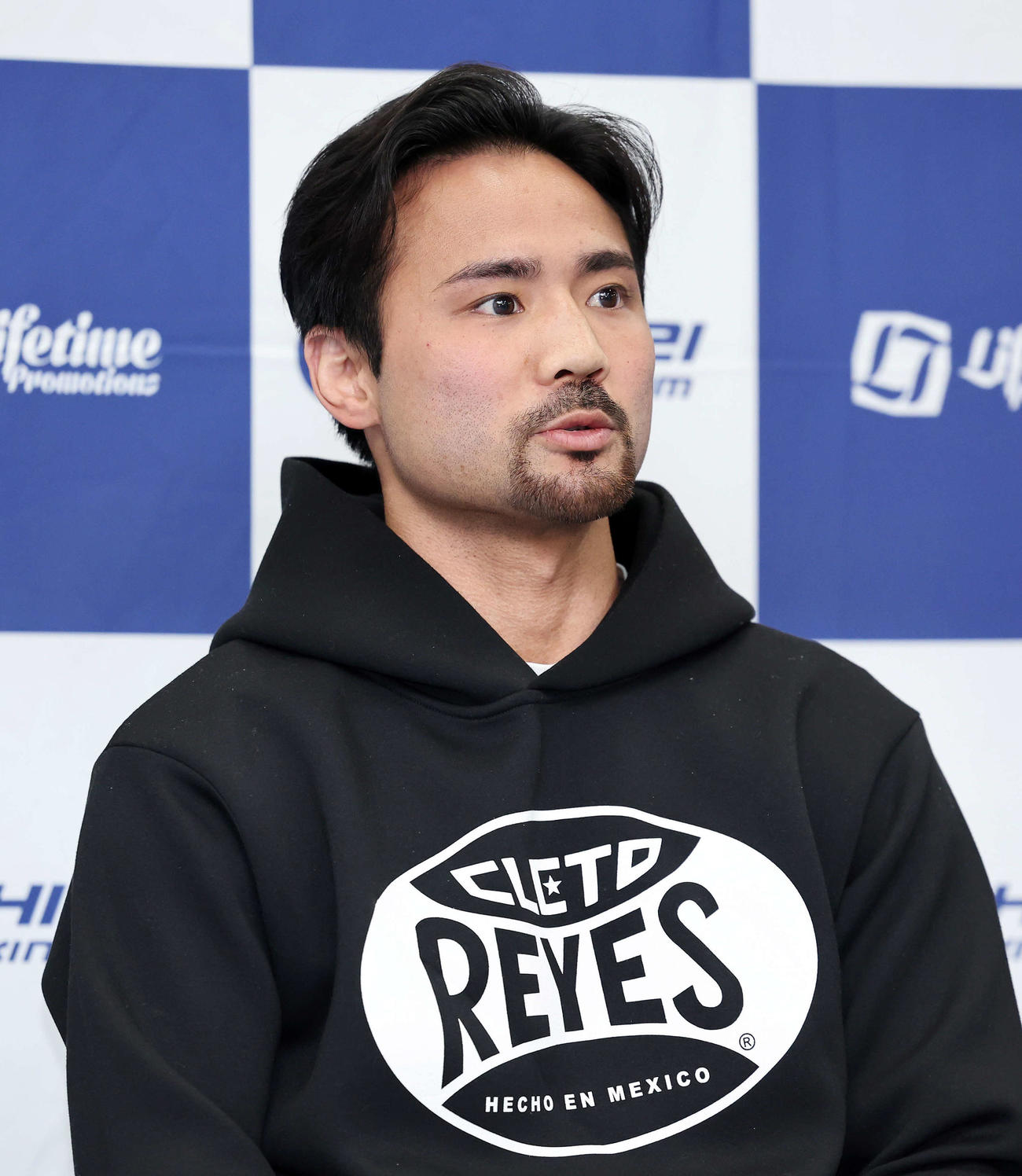 報道陣の質問に答える比嘉（撮影・鈴木正人）
