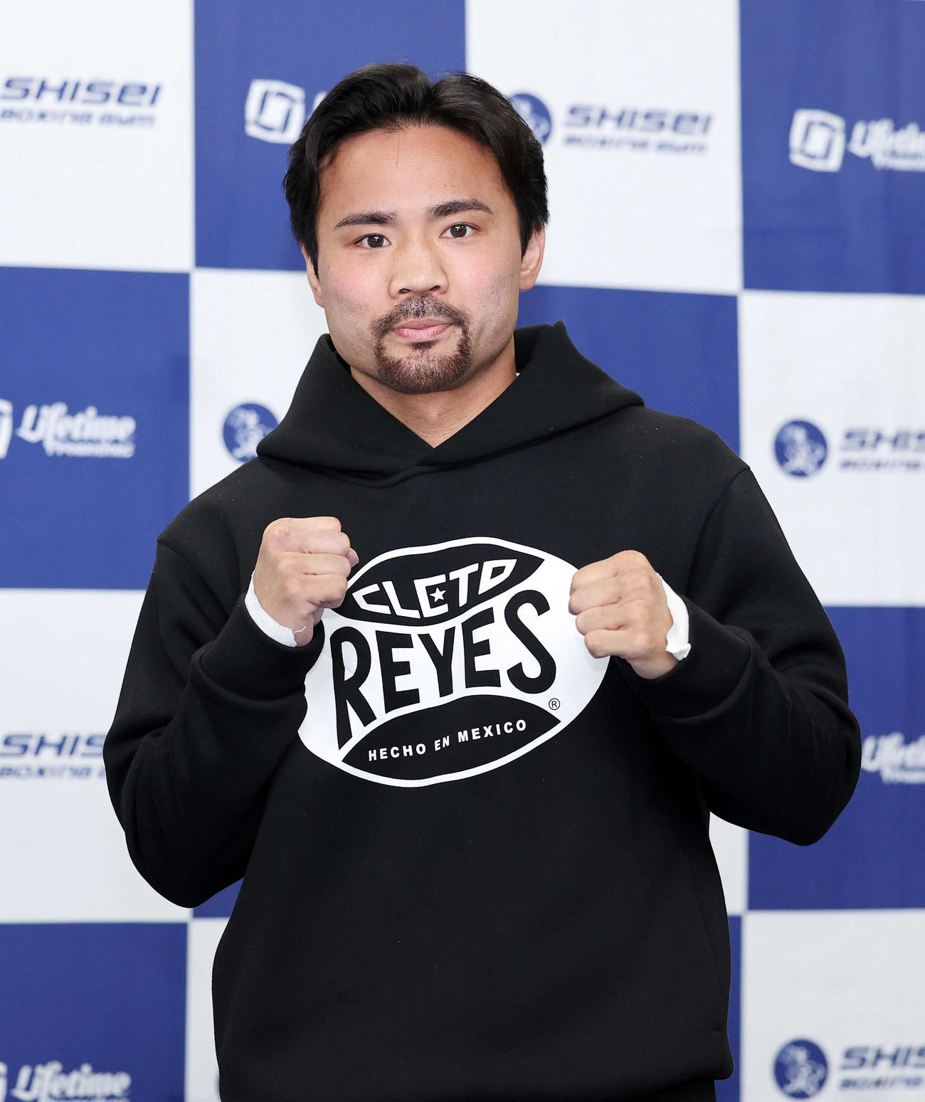 ファイティングポーズする比嘉（撮影・鈴木正人）