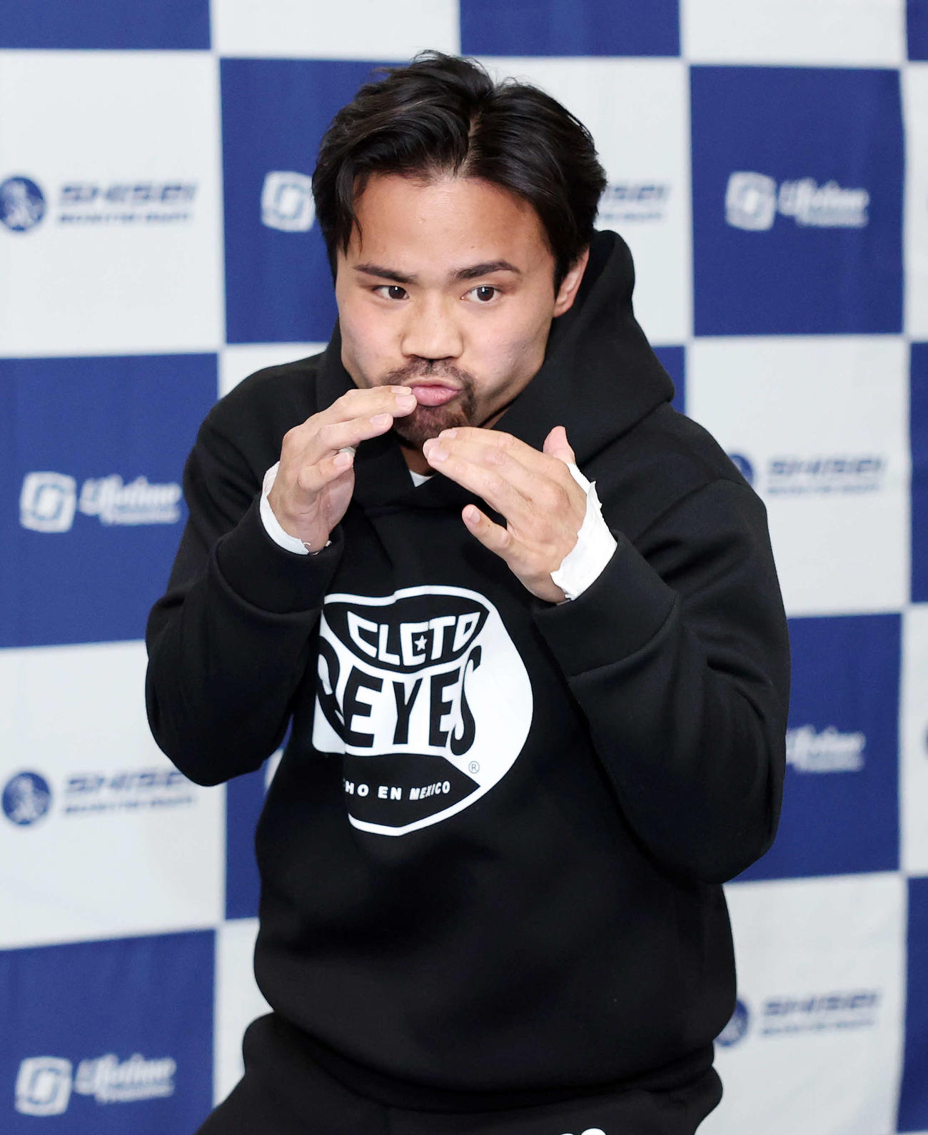 シャドーボクシングする比嘉（撮影・鈴木正人）