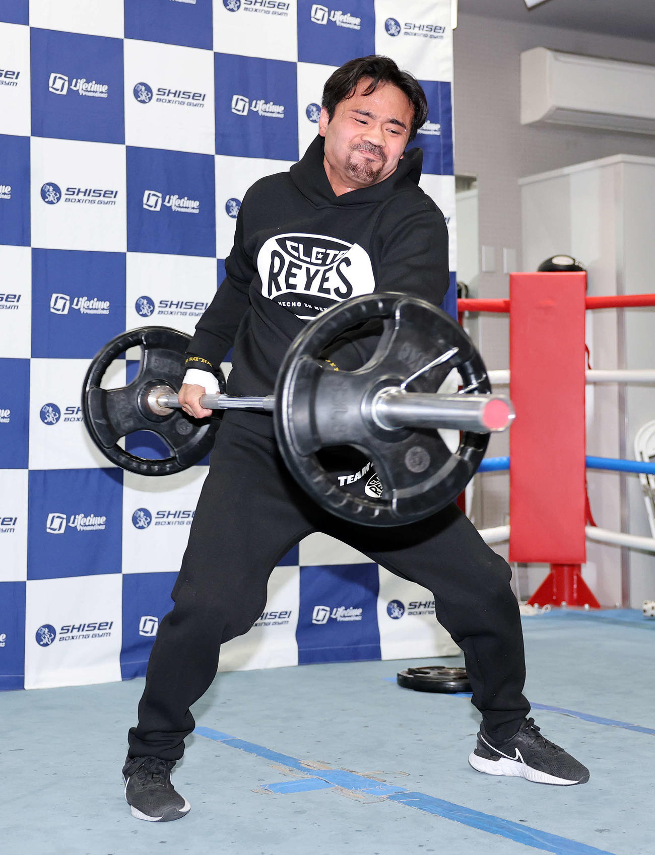 バーベルを使いトレーニングする比嘉（撮影・鈴木正人）