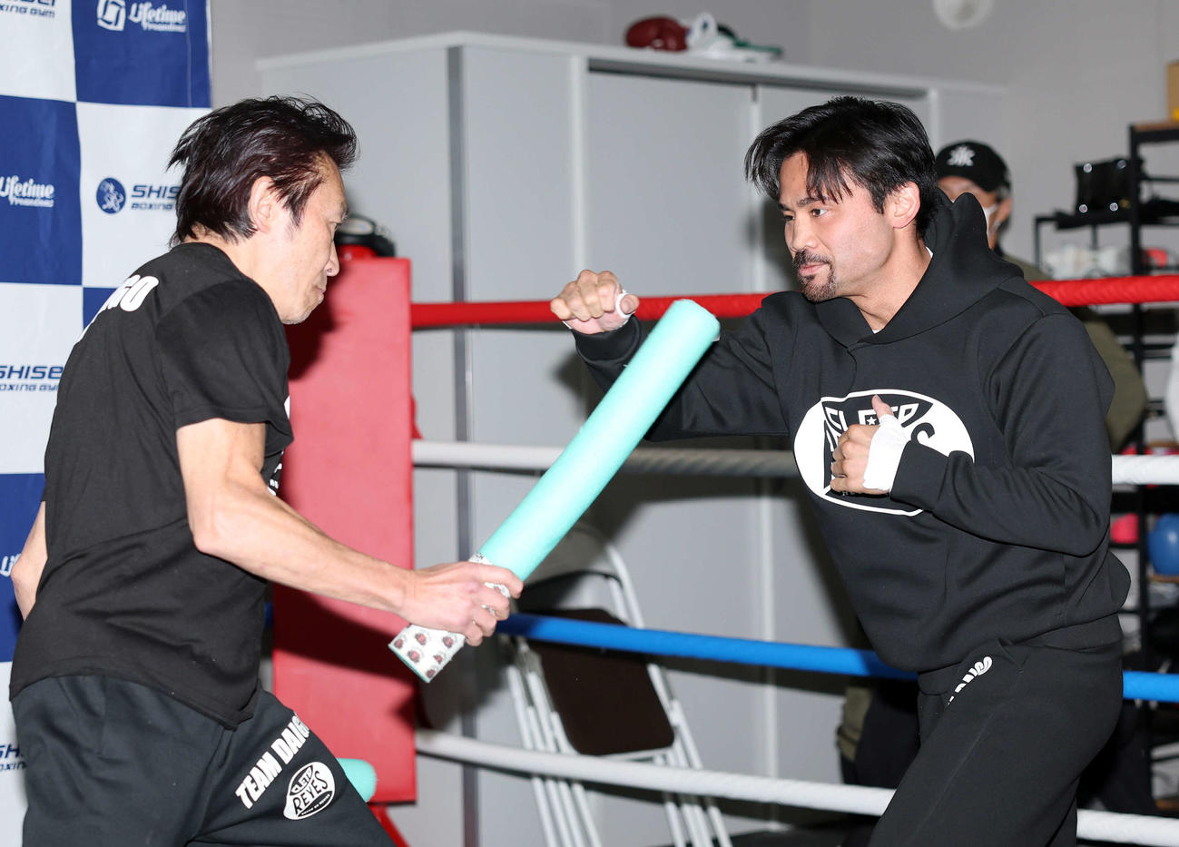 スティックミット打ちする比嘉（撮影・鈴木正人）