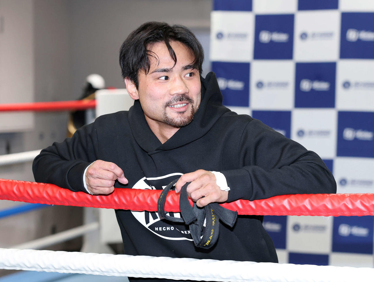 公開練習を終え笑顔を見せる比嘉（撮影・鈴木正人）