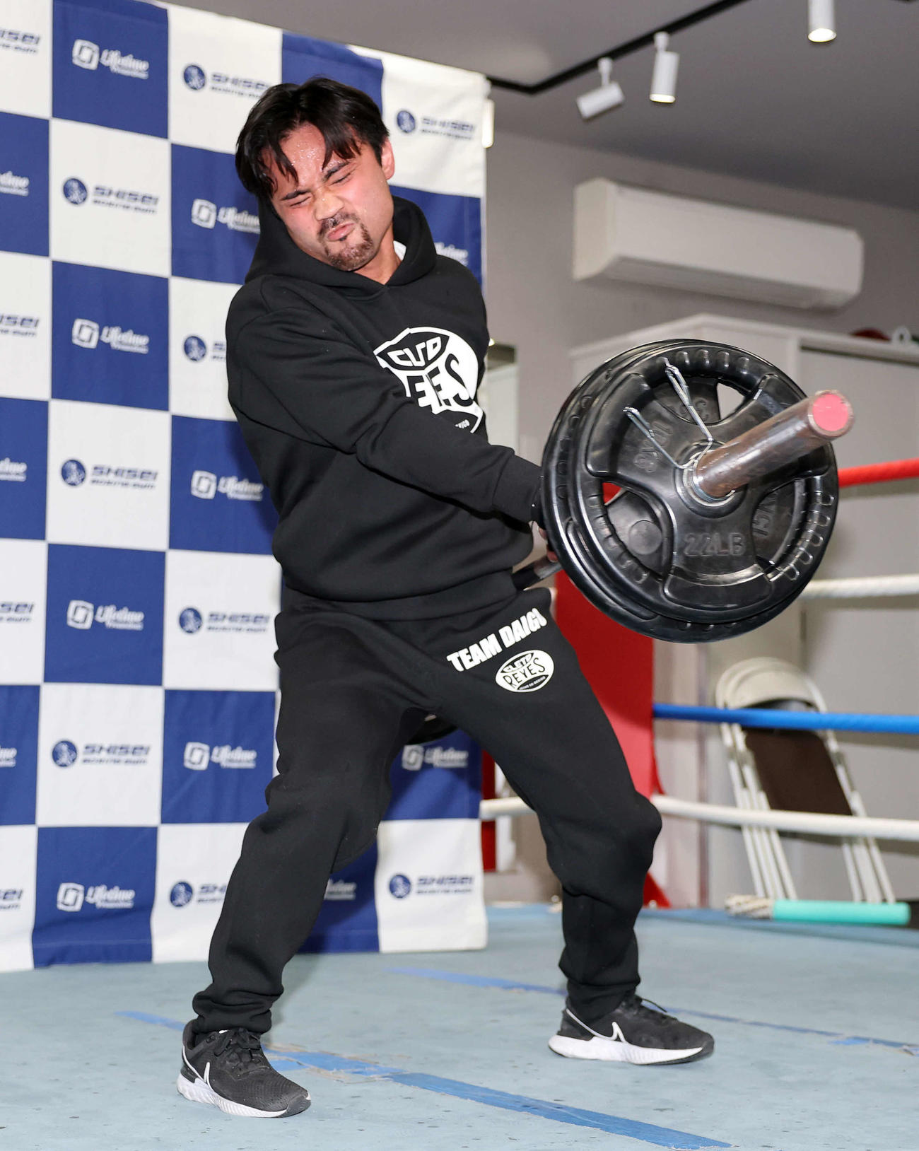 バーベルを使いトレーニングする比嘉（撮影・鈴木正人）