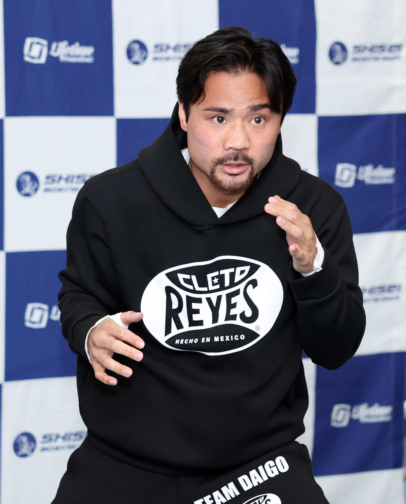 シャドーボクシングする比嘉（撮影・鈴木正人）