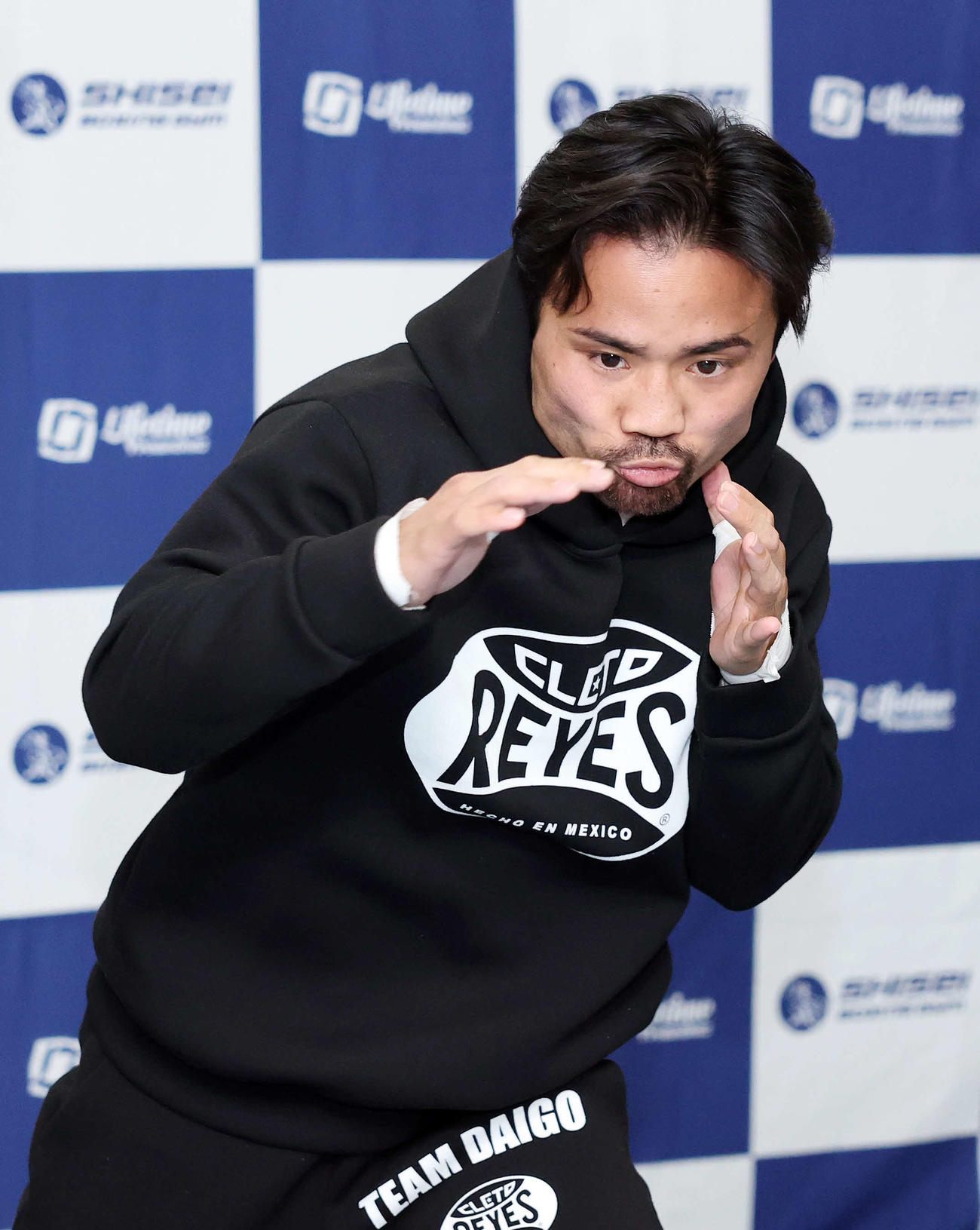 シャドーボクシングする比嘉（撮影・鈴木正人）