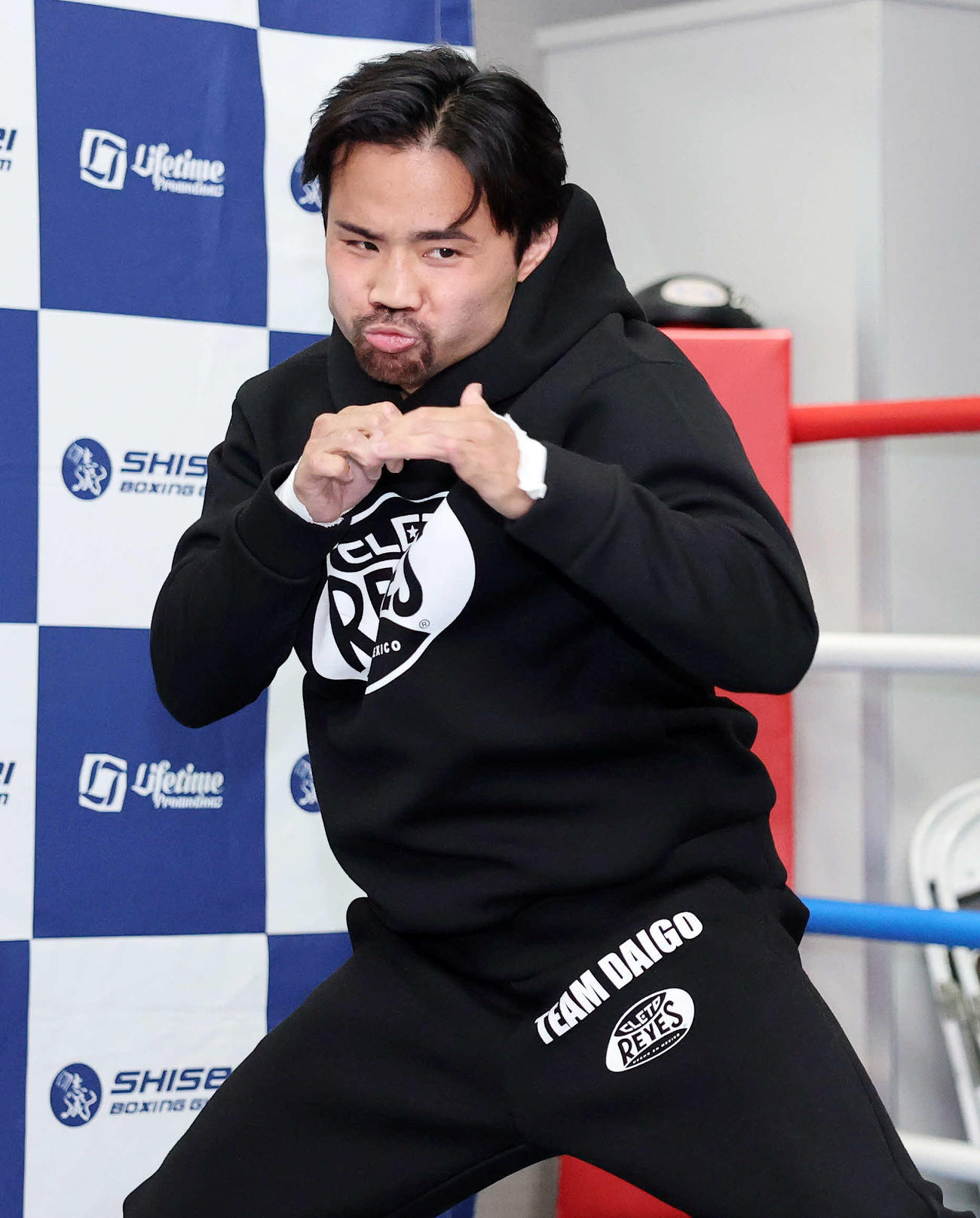 シャドーボクシングする比嘉（撮影・鈴木正人）