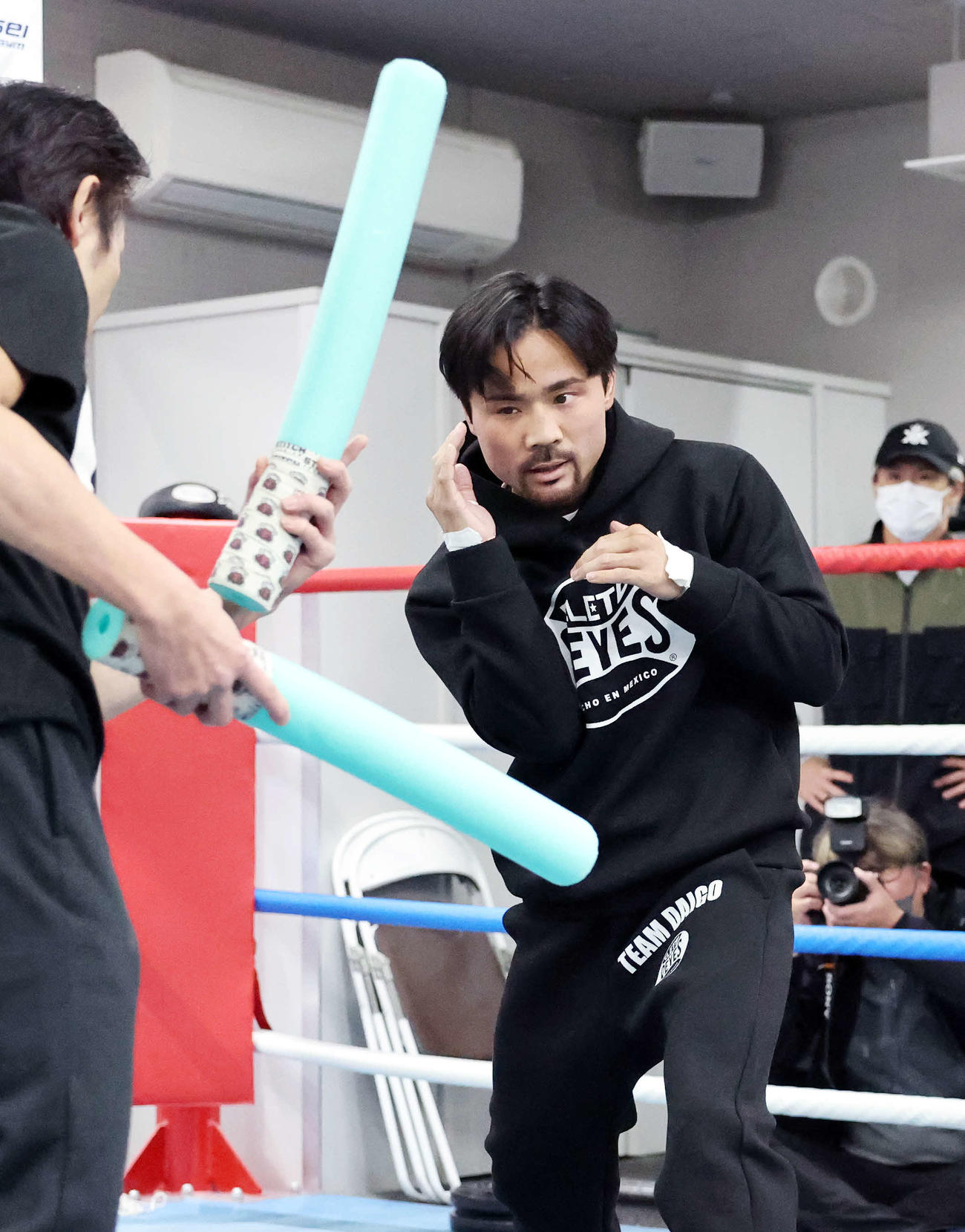 スティックミット打ちする比嘉（撮影・鈴木正人）