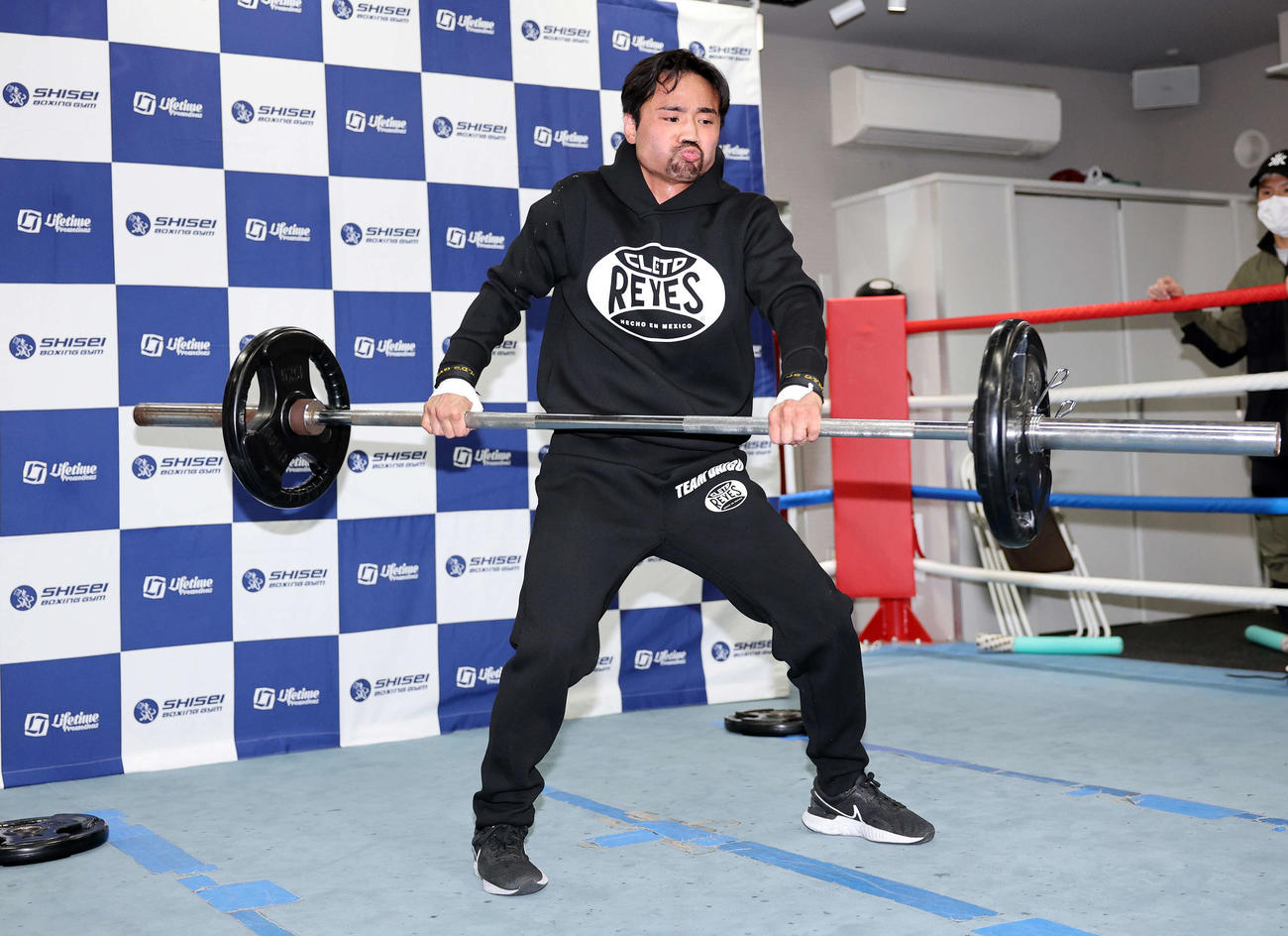 バーベルを使いトレーニングする比嘉（撮影・鈴木正人）