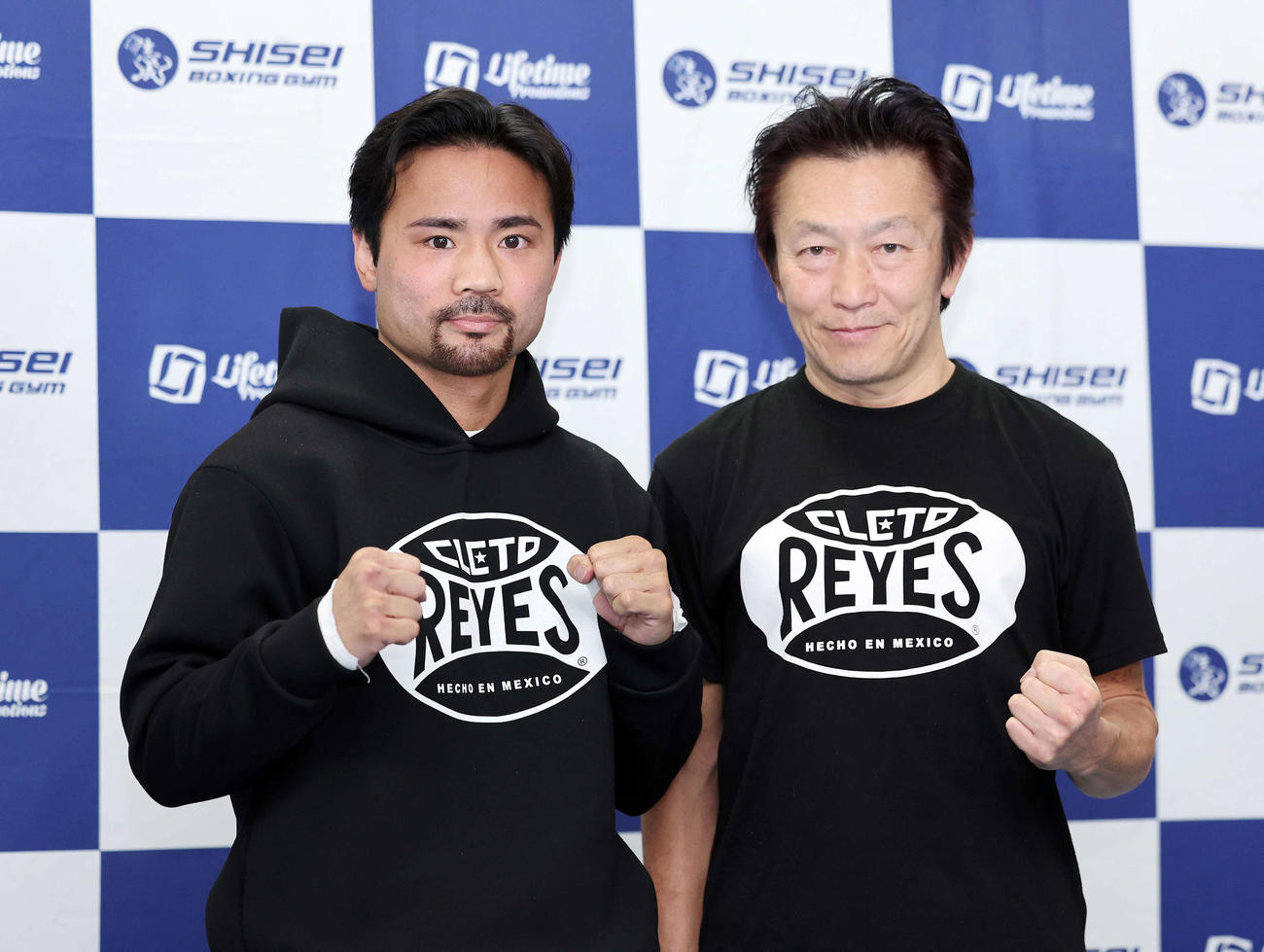 ファイティングポーズする比嘉（左）と野木トレーナー（撮影・鈴木正人）